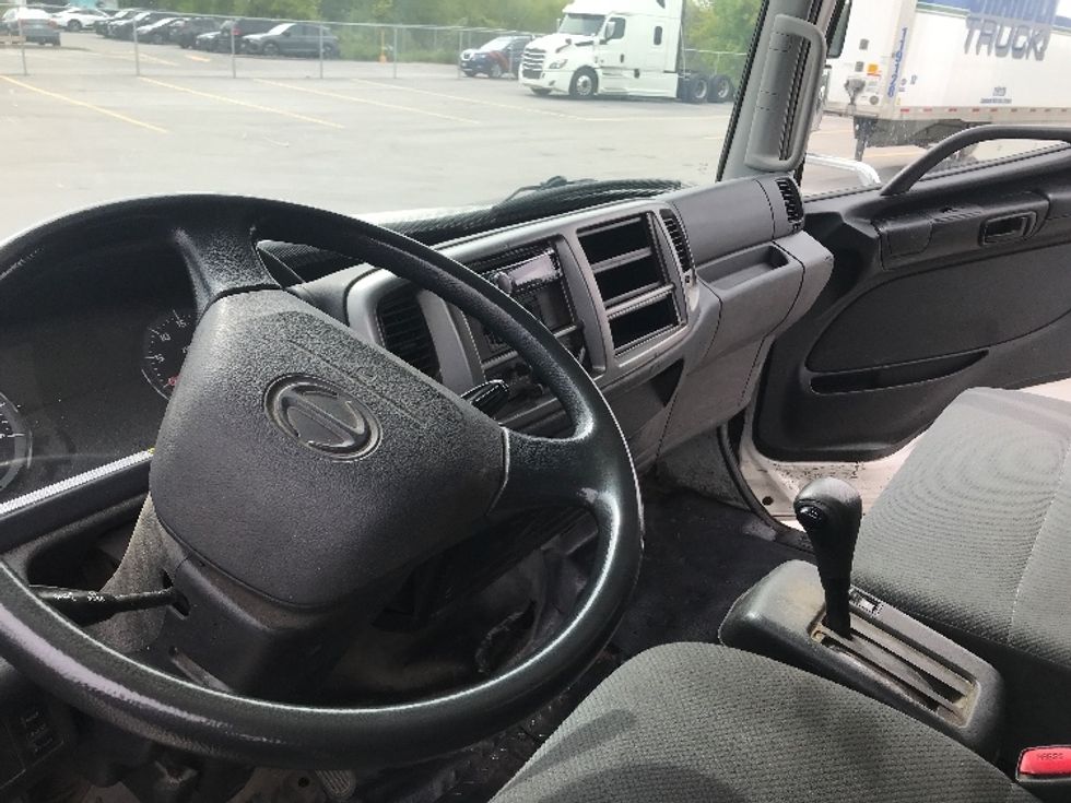 Flatbed Truck-Light and Medium Duty Trucks-Hino-2016-268-Mississauga-ON-172,653\n\t\tkm-$ 72,750 - Image 17