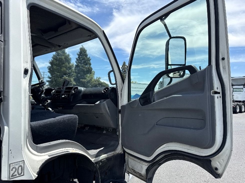 Flatbed Truck-Light and Medium Duty Trucks-Hino-2017-195-West Sacramento-CA-147,950\n\t\tmiles-$ 35,250 - Image 17