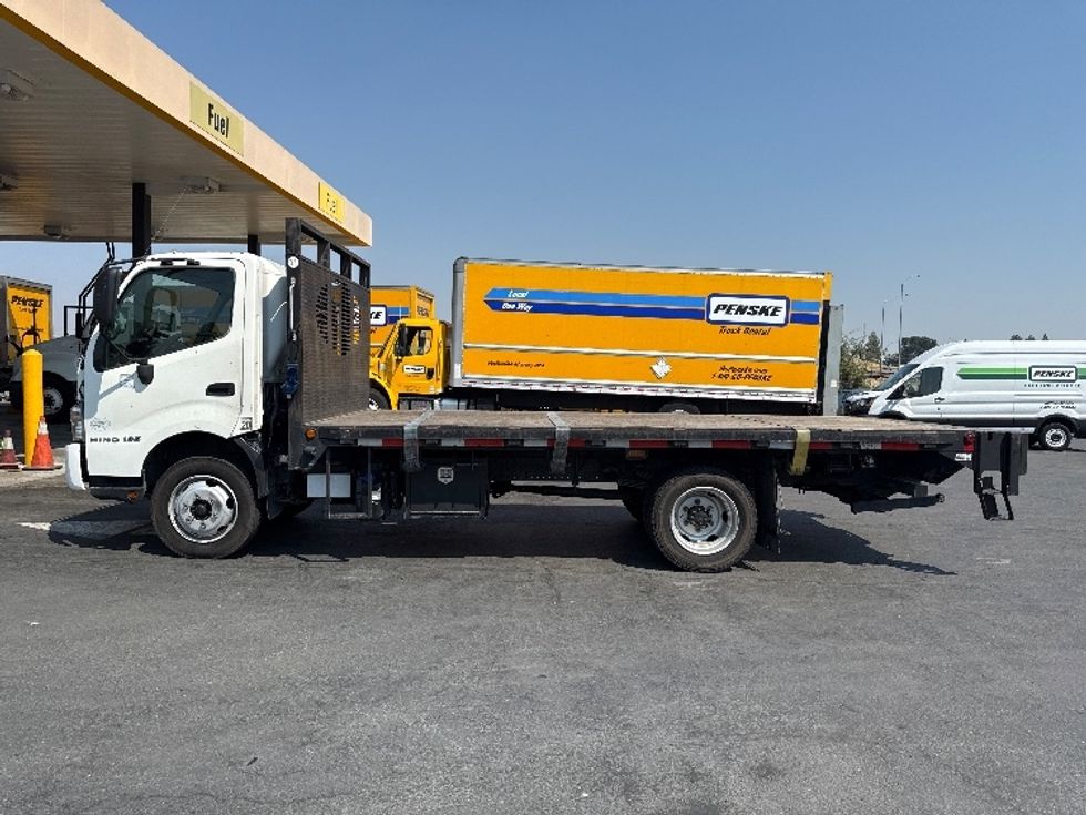 Flatbed Truck-Light and Medium Duty Trucks-Hino-2017-195-West Sacramento-CA-147,950\n\t\tmiles-$ 35,250 - Image 4
