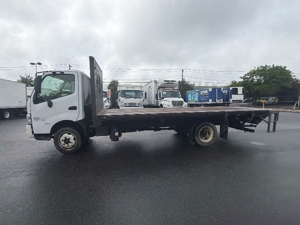 Flatbed Truck-Light and Medium Duty Trucks-Hino-2018-195-West Babylon-NY-115,326\n\t\tmiles-$ 36,000 - Image 4