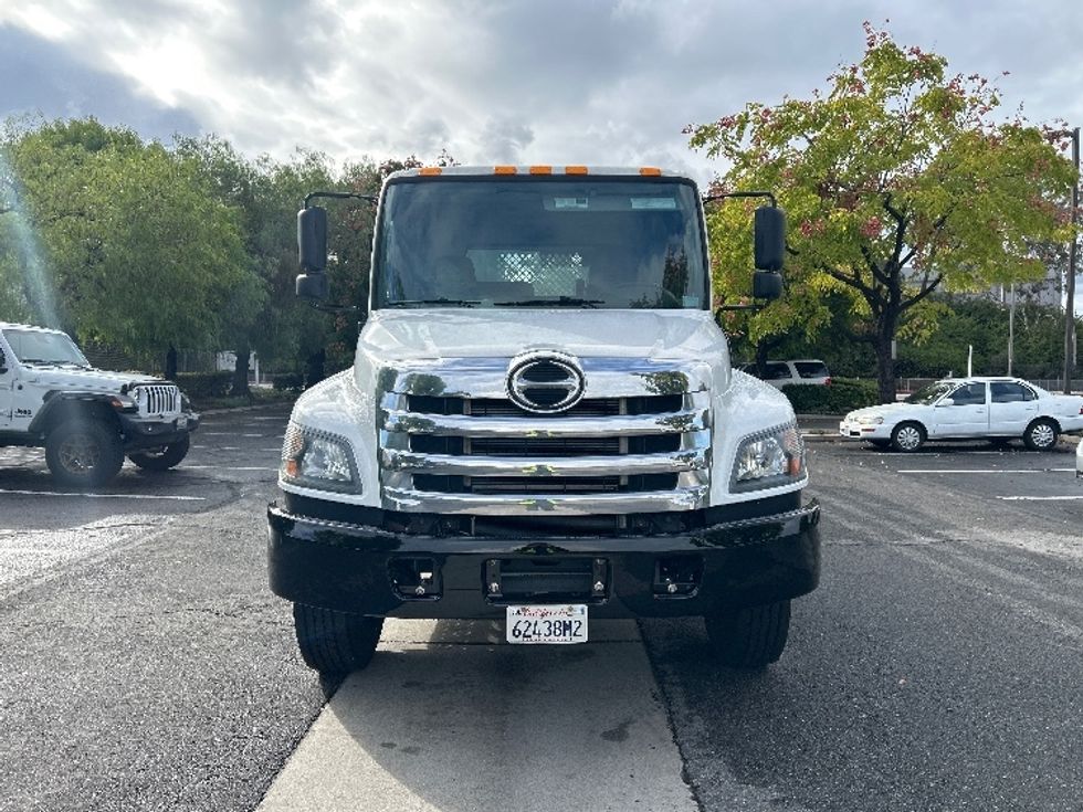 2019 Hino Conventional Type Truck photo 2