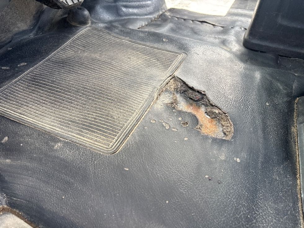 Flatbed Truck-Light and Medium Duty Trucks-Hino-2019-338-Sandwich-MA-250,257\n\t\tmiles-$ 30,750 - Image 23