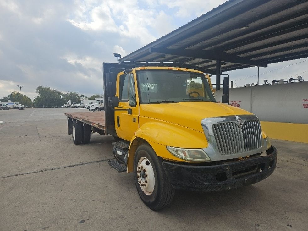 Flatbed Truck-Light and Medium Duty Trucks-International-2006-4300-Round Rock-TX-200,000\n\t\tmiles-$ 8,500 - Image 1