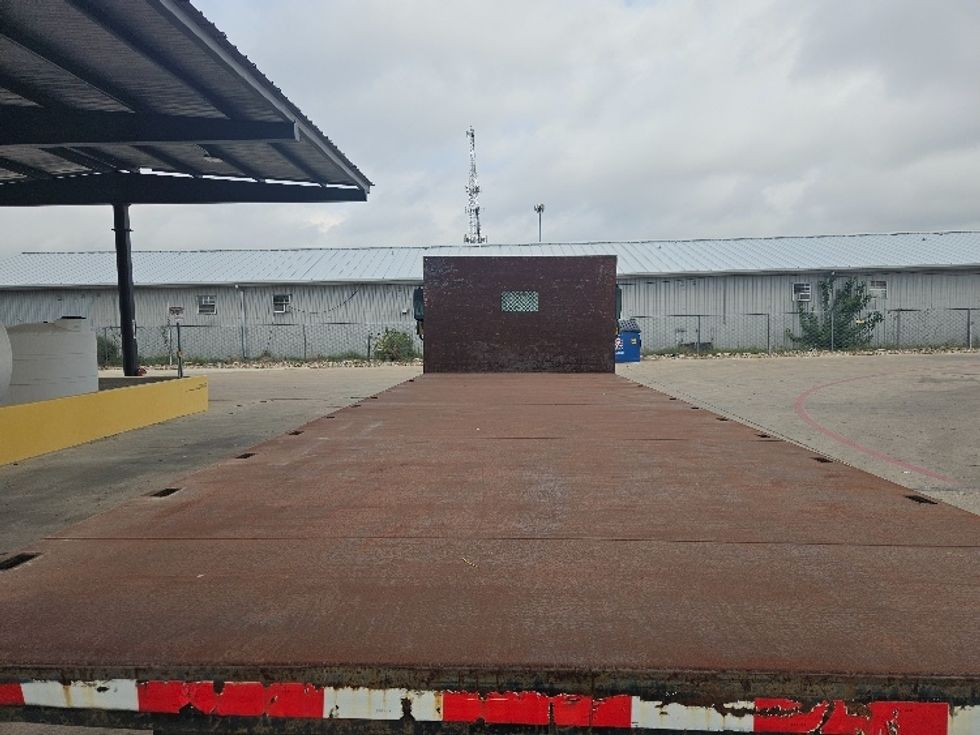 Flatbed Truck-Light and Medium Duty Trucks-International-2006-4300-Round Rock-TX-200,000\n\t\tmiles-$ 8,500 - Image 8