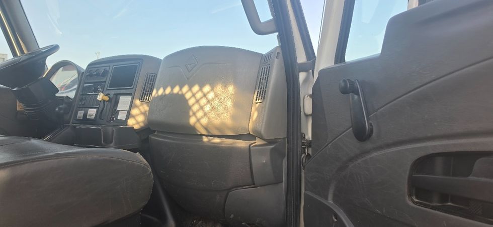 Flatbed Truck-Light and Medium Duty Trucks-International-2019-4300-Carson-CA-123,129\n\t\tmiles-$ 48,750 - Image 18