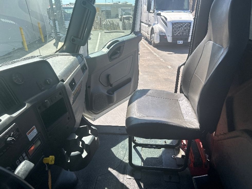 Flatbed Truck-Light and Medium Duty Trucks-International-2020-MV607-Fresno-CA-96,061\n\t\tmiles-$ 55,250 - Image 17