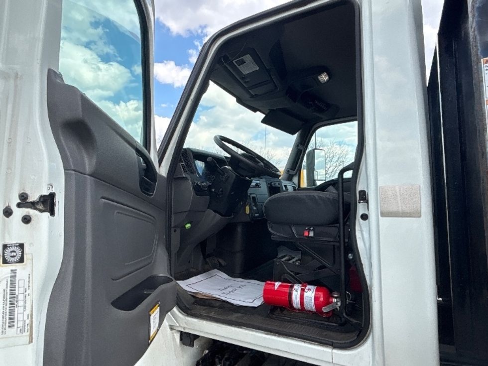 Flatbed Truck-Light and Medium Duty Trucks-International-2020-MV607-Mississauga-ON-111,723\n\t\tkm-$ 93,000 - Image 13