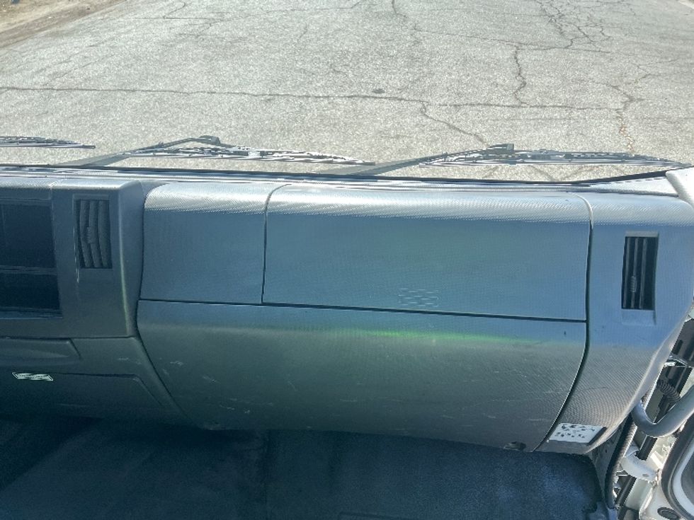 Flatbed Truck-Light and Medium Duty Trucks-Isuzu-2020-FTR-Torrance-CA-147,729\n\t\tmiles-$ 53,000 - Image 21