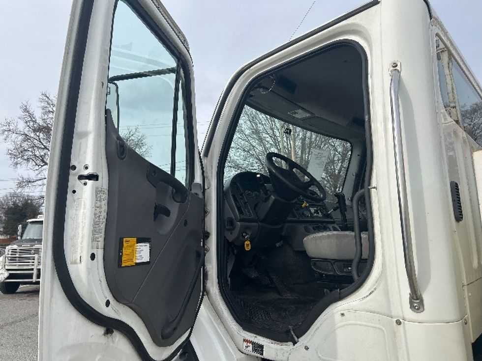 Glass Truck-Specialized Equipment-Freightliner-2016-M211264S-Richmond-VA-257,139\n\t\tmiles-$ 66,000 - Image 16