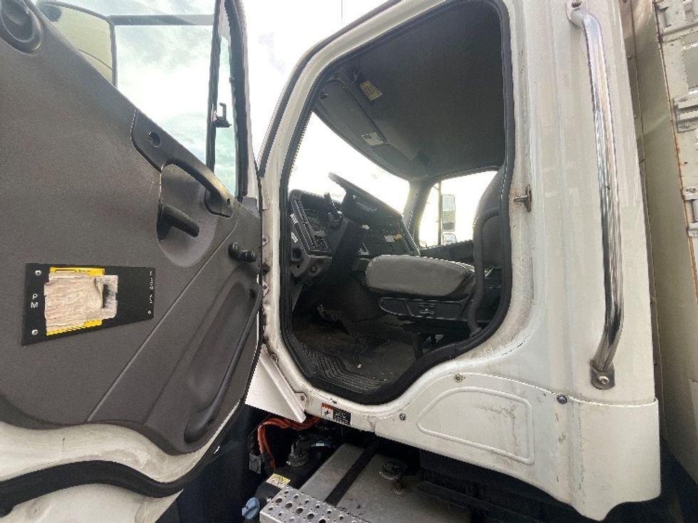 Glass Truck-Specialized Equipment-Freightliner-2018-114SD-Linden-NJ-120,577\n\t\tmiles-$ 96,000 - Image 16