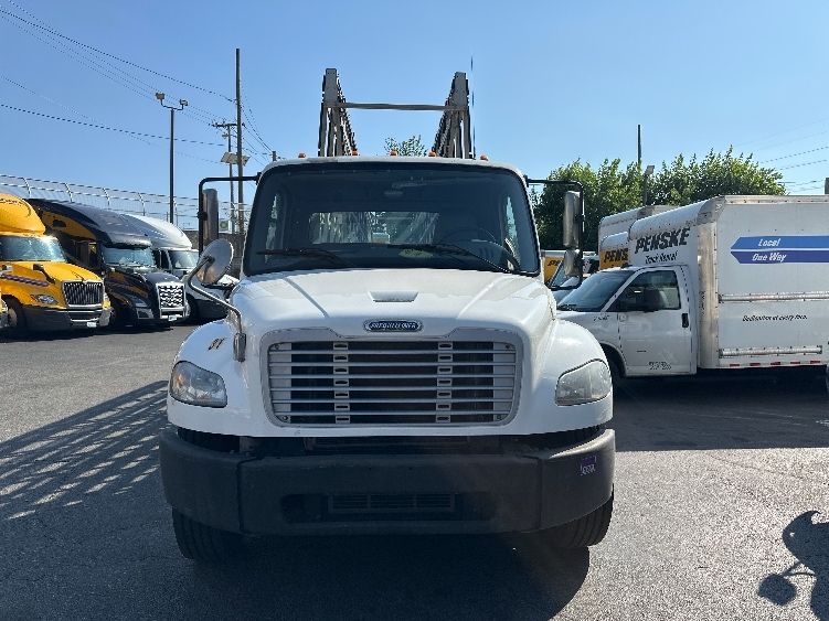 2018 Freightliner M2 106 Medium Duty photo 2