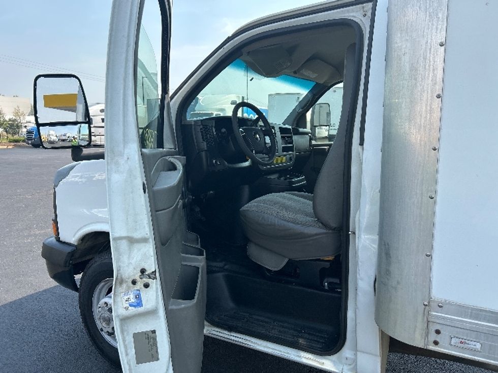 Light Duty Box Truck-Light and Medium Duty Trucks-Chevrolet-2010-EXPRESS-Madison-AL-154,834\n\t\tmiles-$ 8,000 - Image 16