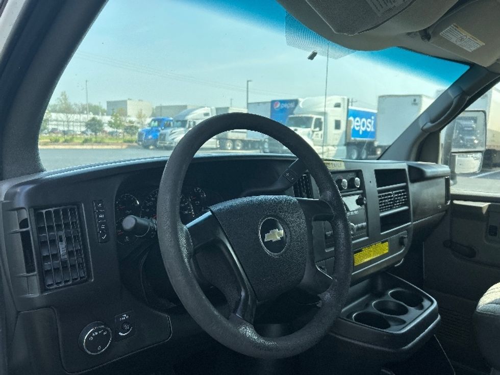 Light Duty Box Truck-Light and Medium Duty Trucks-Chevrolet-2010-EXPRESS-Madison-AL-154,834\n\t\tmiles-$ 8,000 - Image 17