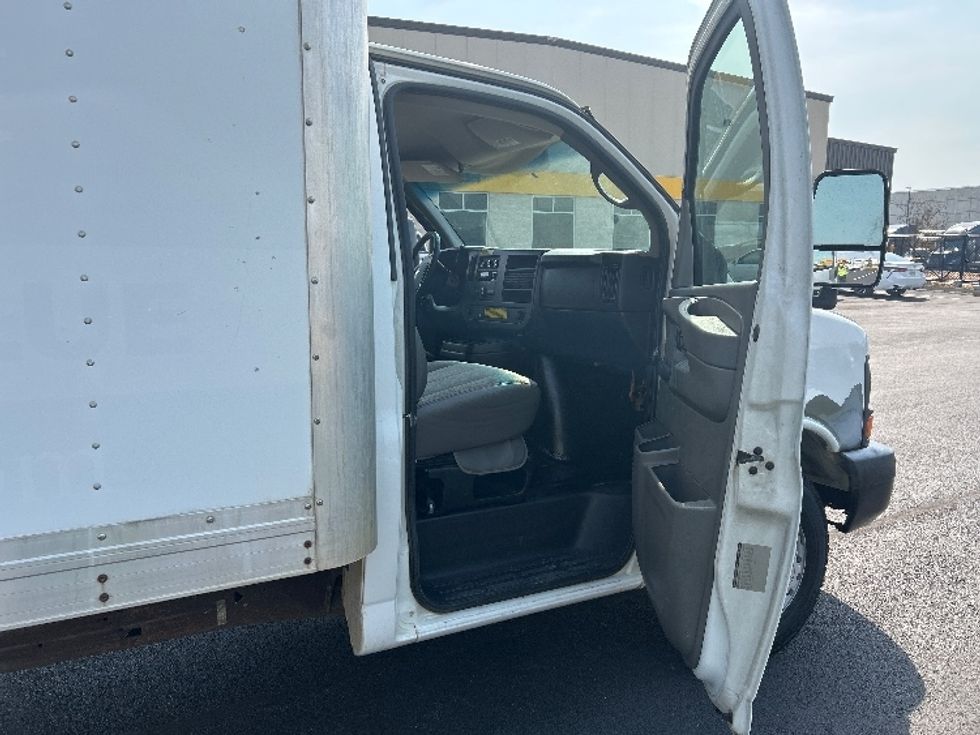 Light Duty Box Truck-Light and Medium Duty Trucks-Chevrolet-2010-EXPRESS-Madison-AL-154,834\n\t\tmiles-$ 8,000 - Image 20