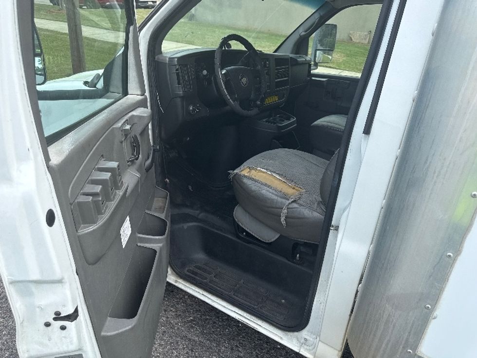 Light Duty Box Truck-Light and Medium Duty Trucks-Chevrolet-2011-EXPRESS-Homewood-AL-155,707\n\t\tmiles-$ 8,000 - Image 16