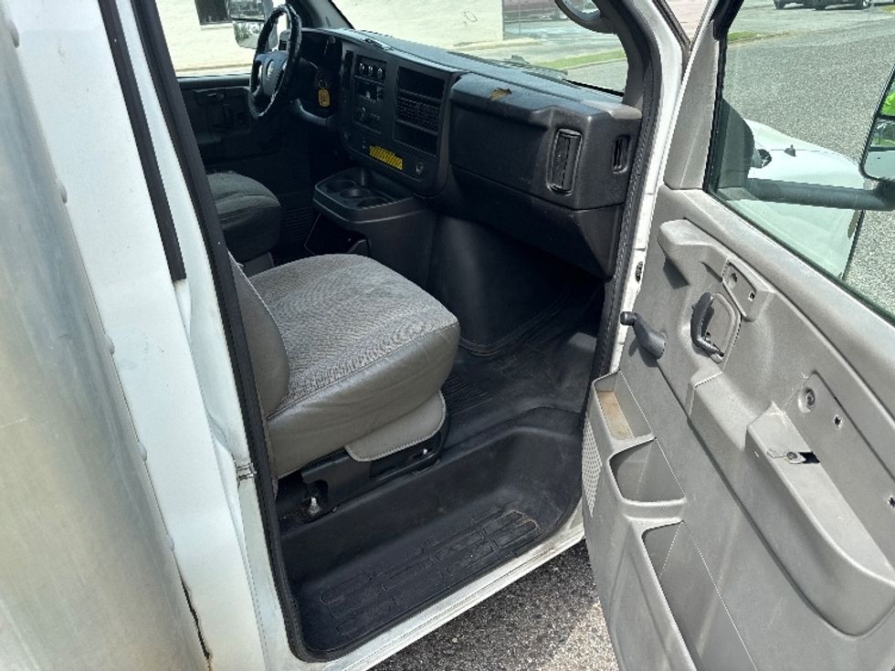 Light Duty Box Truck-Light and Medium Duty Trucks-Chevrolet-2011-EXPRESS-Homewood-AL-155,707\n\t\tmiles-$ 8,000 - Image 20