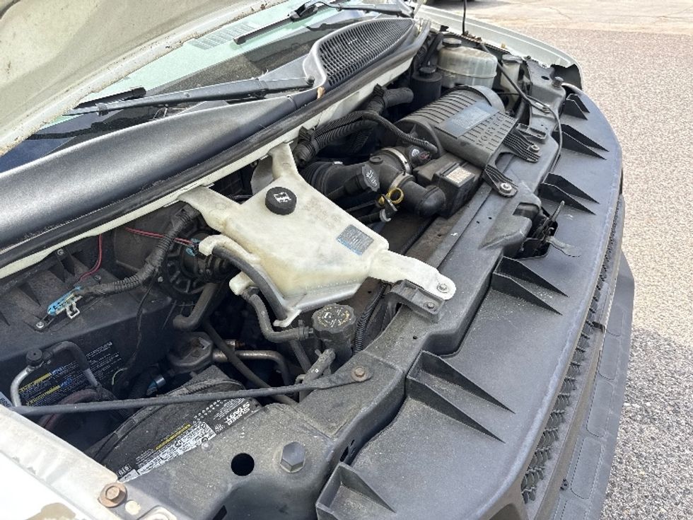 Light Duty Box Truck-Light and Medium Duty Trucks-Chevrolet-2011-EXPRESS-Homewood-AL-155,707\n\t\tmiles-$ 8,000 - Image 23