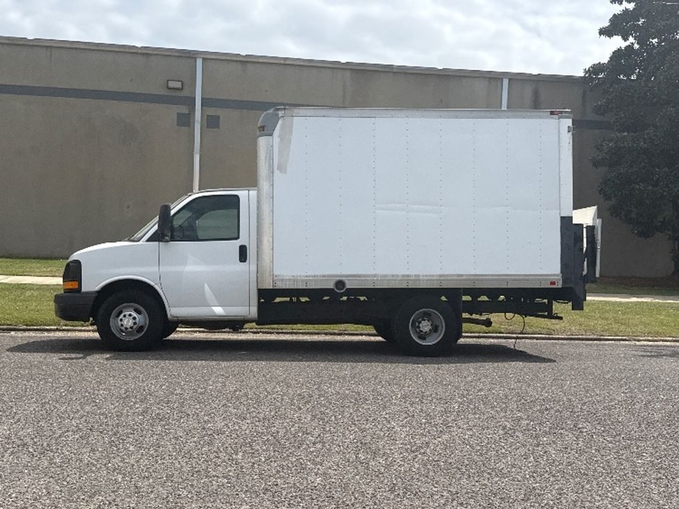 Light Duty Box Truck-Light and Medium Duty Trucks-Chevrolet-2011-EXPRESS-Homewood-AL-155,707\n\t\tmiles-$ 8,000 - Image 4