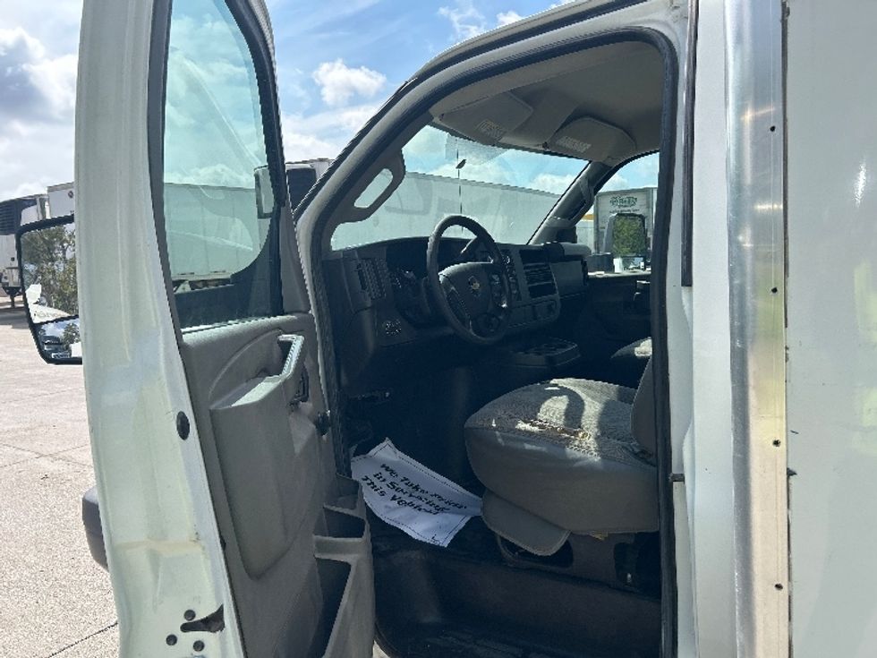 Light Duty Box Truck-Light and Medium Duty Trucks-Chevrolet-2016-EXPRESS-Des Moines-IA-166,118\n\t\tmiles-$ 16,500 - Image 16