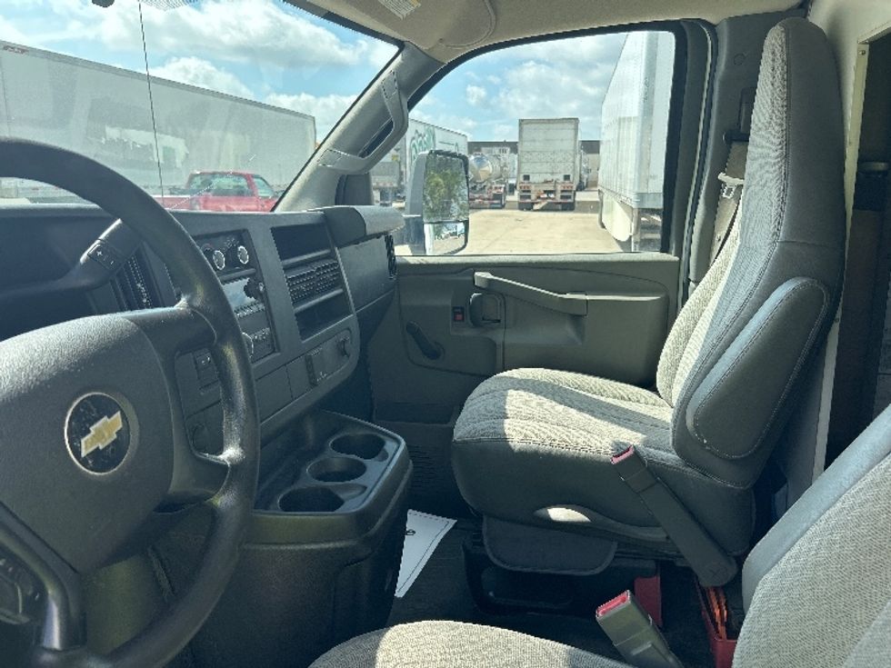 Light Duty Box Truck-Light and Medium Duty Trucks-Chevrolet-2016-EXPRESS-Des Moines-IA-166,118\n\t\tmiles-$ 16,500 - Image 19