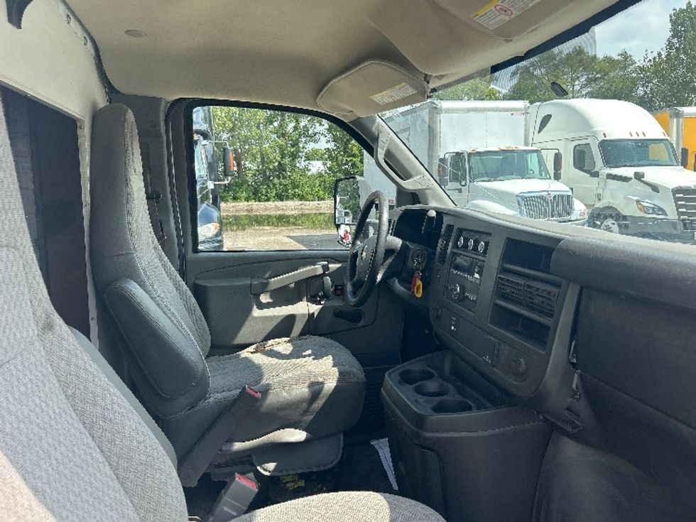 Light Duty Box Truck-Light and Medium Duty Trucks-Chevrolet-2016-EXPRESS-Des Moines-IA-166,118\n\t\tmiles-$ 16,500 - Image 22