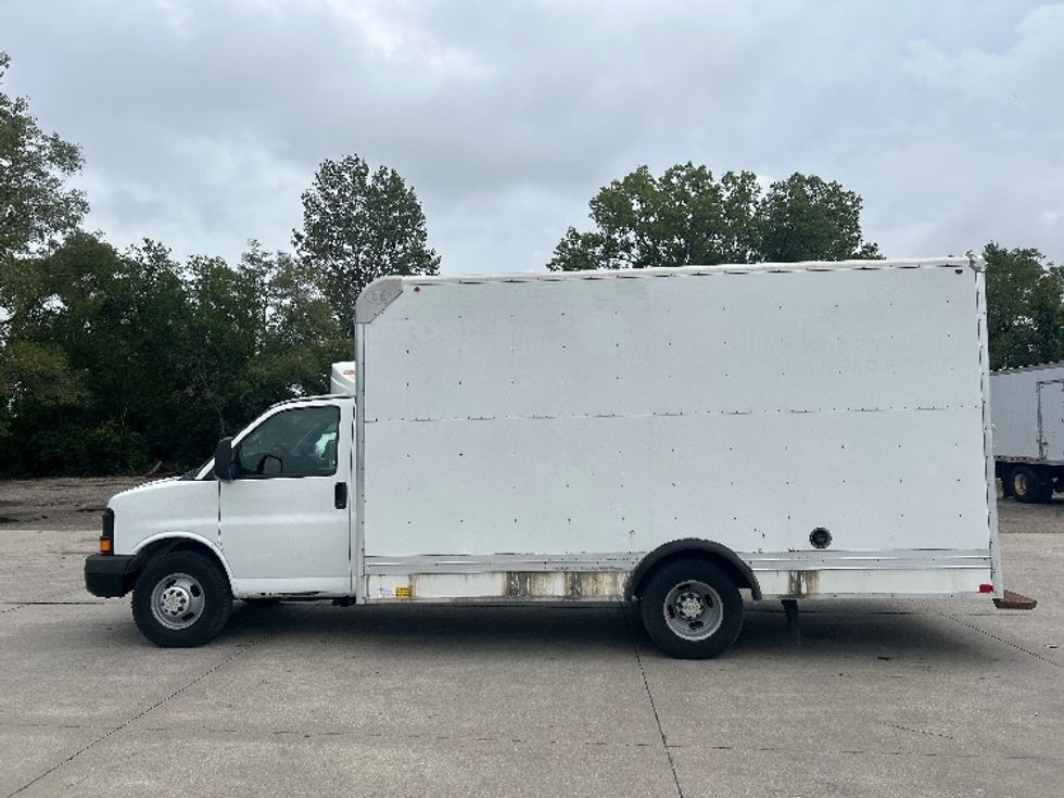 Light Duty Box Truck-Light and Medium Duty Trucks-Chevrolet-2016-EXPRESS-Des Moines-IA-166,118\n\t\tmiles-$ 16,500 - Image 4