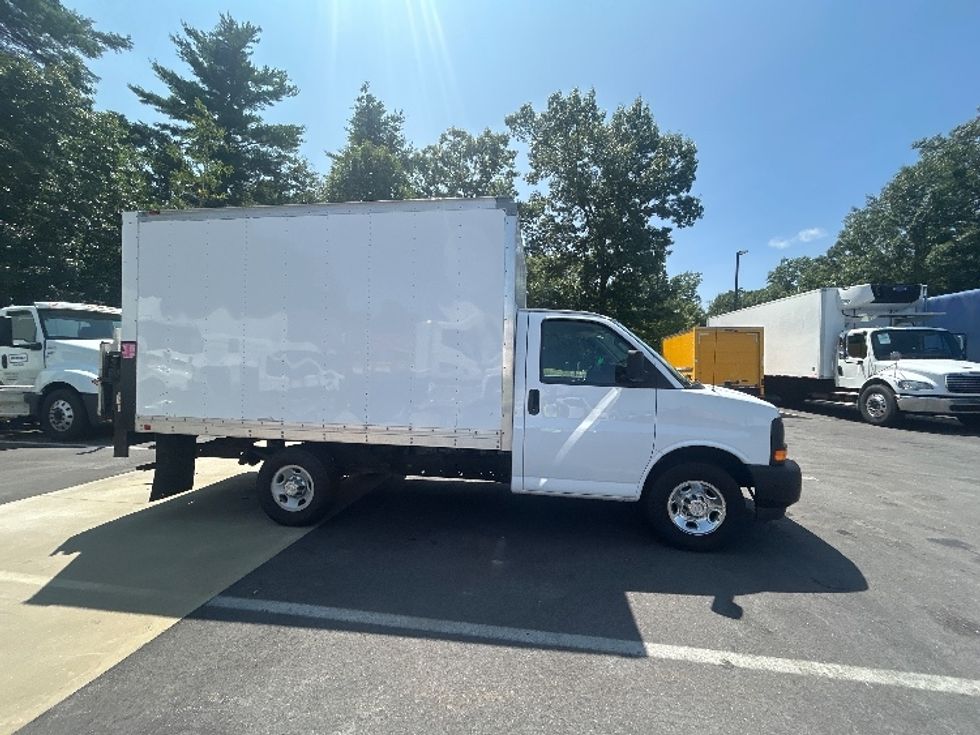 Light Duty Box Truck-Light and Medium Duty Trucks-Chevrolet-2017-EXPRESS-Londonderry-NH-117,366\n\t\tmiles-$ 12,500 - Image 15