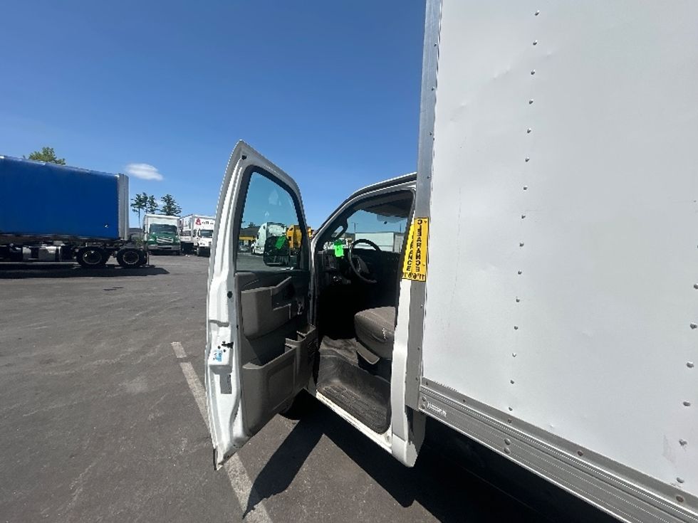 Light Duty Box Truck-Light and Medium Duty Trucks-Chevrolet-2017-EXPRESS-Londonderry-NH-117,366\n\t\tmiles-$ 12,500 - Image 16