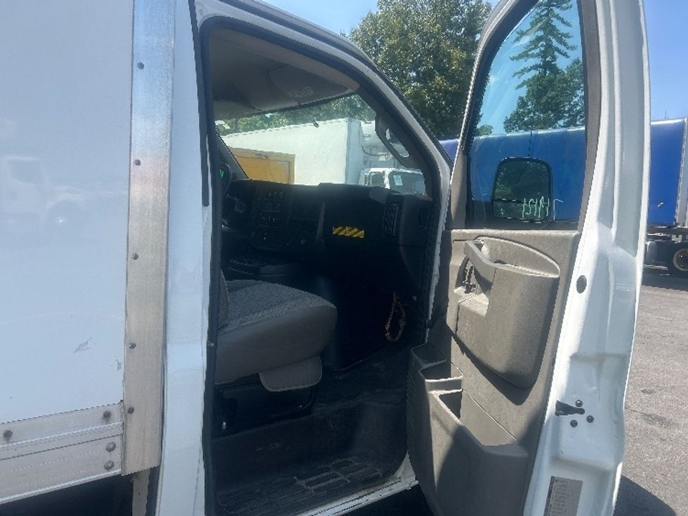 Light Duty Box Truck-Light and Medium Duty Trucks-Chevrolet-2017-EXPRESS-Londonderry-NH-117,366\n\t\tmiles-$ 12,500 - Image 20