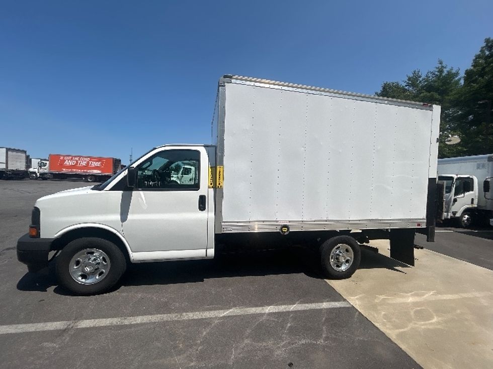 Light Duty Box Truck-Light and Medium Duty Trucks-Chevrolet-2017-EXPRESS-Londonderry-NH-117,366\n\t\tmiles-$ 12,500 - Image 4