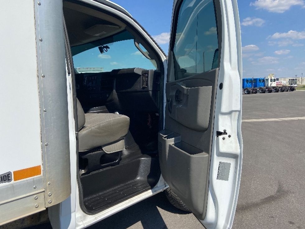 Light Duty Box Truck-Light and Medium Duty Trucks-Chevrolet-2017-EXPRESS-San Antonio-TX-224,402\n\t\tmiles-$ 9,000 - Image 19