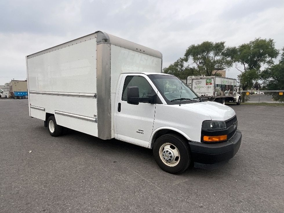 Light Duty Box Truck-Light and Medium Duty Trucks-Chevrolet-2019-G33903-Boucherville-PQ-172,745\n\t\tkm-$ 31,250 - Image 1