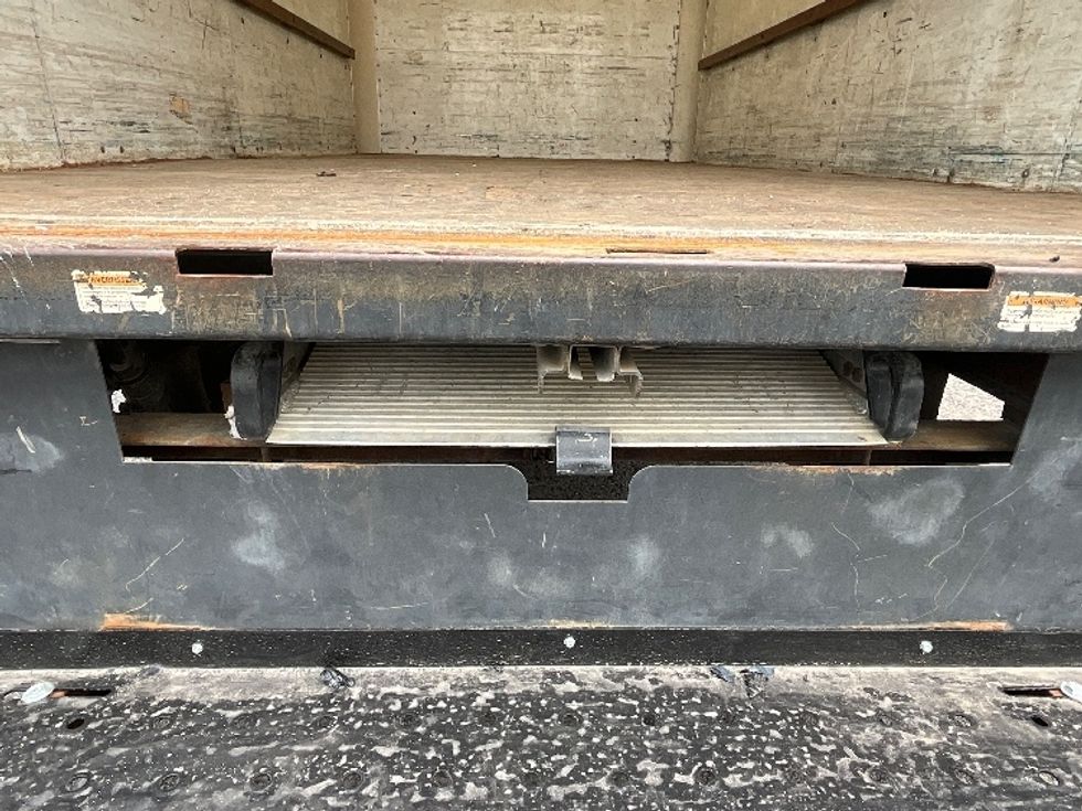 Light Duty Box Truck-Light and Medium Duty Trucks-Chevrolet-2019-G33903-Boucherville-PQ-172,745\n\t\tkm-$ 31,250 - Image 10