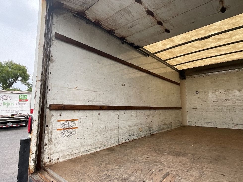 Light Duty Box Truck-Light and Medium Duty Trucks-Chevrolet-2019-G33903-Boucherville-PQ-172,745\n\t\tkm-$ 31,250 - Image 11