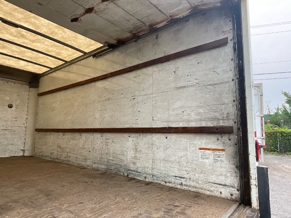 Light Duty Box Truck-Light and Medium Duty Trucks-Chevrolet-2019-G33903-Boucherville-PQ-172,745\n\t\tkm-$ 31,250 - Image 12