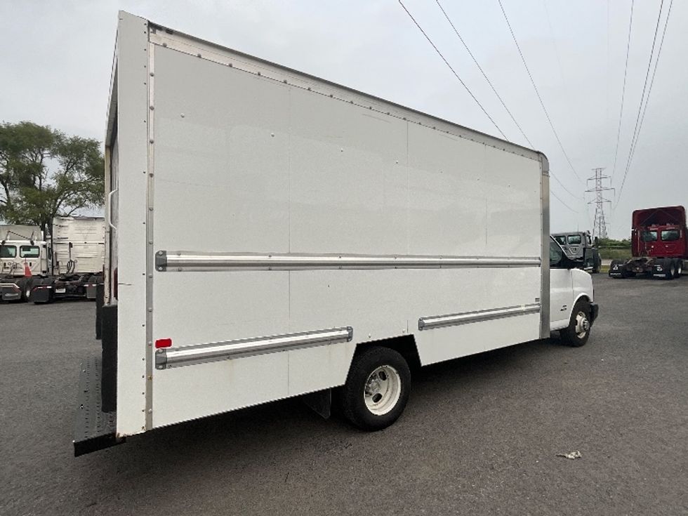 Light Duty Box Truck-Light and Medium Duty Trucks-Chevrolet-2019-G33903-Boucherville-PQ-172,745\n\t\tkm-$ 31,250 - Image 13