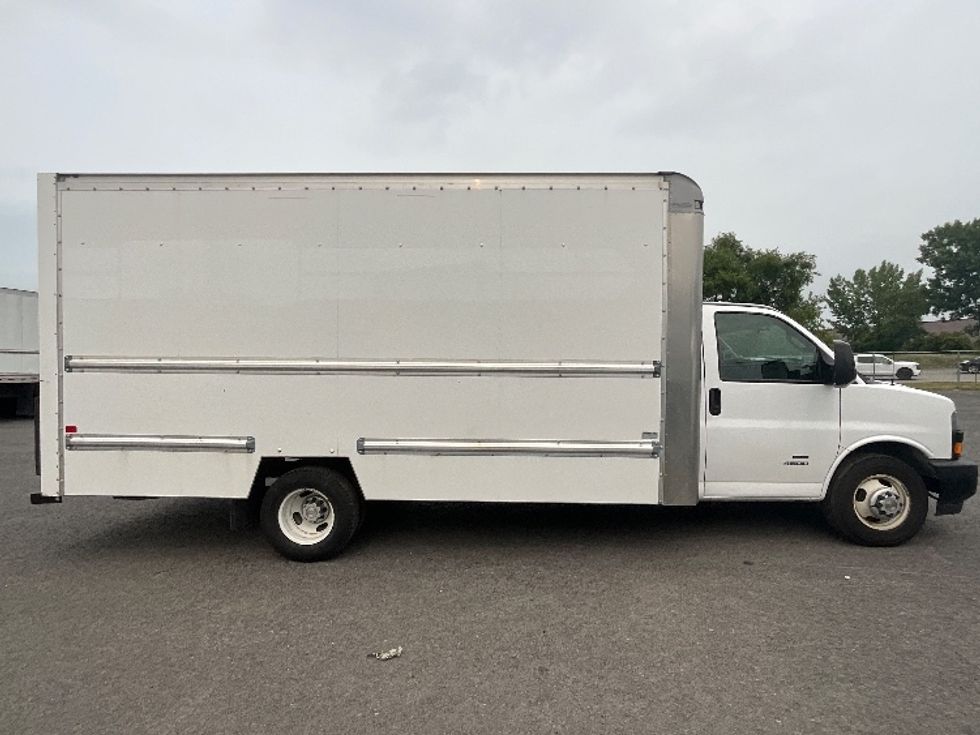 Light Duty Box Truck-Light and Medium Duty Trucks-Chevrolet-2019-G33903-Boucherville-PQ-172,745\n\t\tkm-$ 31,250 - Image 15
