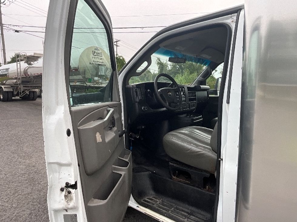 Light Duty Box Truck-Light and Medium Duty Trucks-Chevrolet-2019-G33903-Boucherville-PQ-172,745\n\t\tkm-$ 31,250 - Image 16