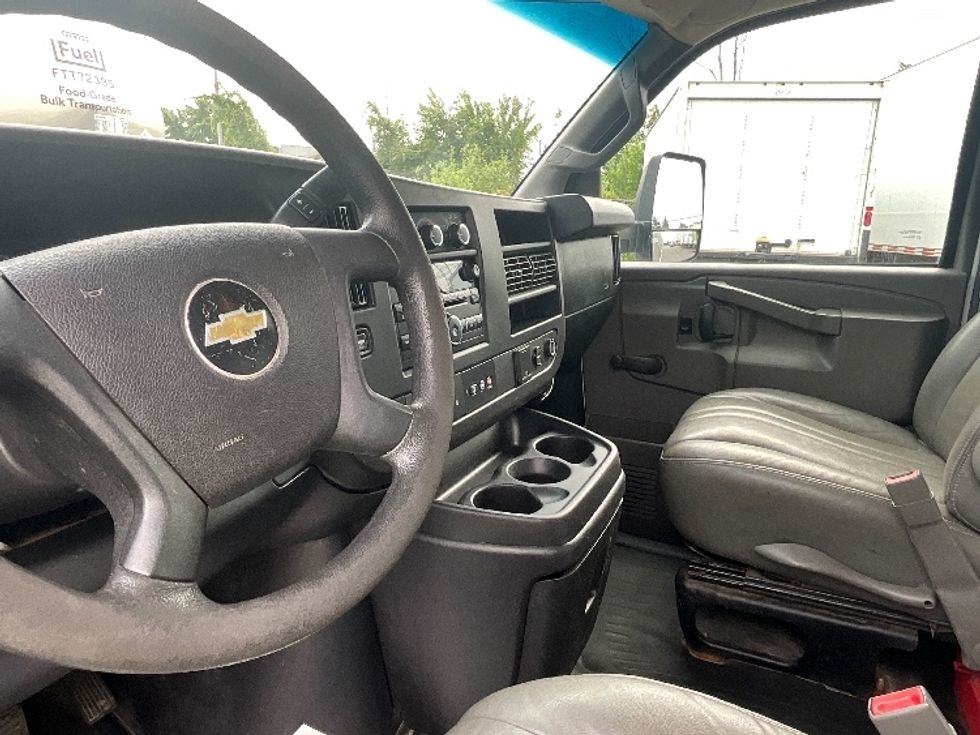 Light Duty Box Truck-Light and Medium Duty Trucks-Chevrolet-2019-G33903-Boucherville-PQ-172,745\n\t\tkm-$ 31,250 - Image 17