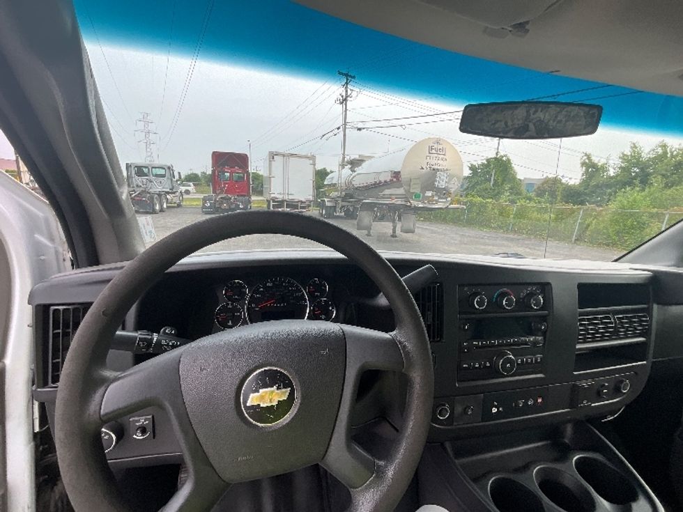 Light Duty Box Truck-Light and Medium Duty Trucks-Chevrolet-2019-G33903-Boucherville-PQ-172,745\n\t\tkm-$ 31,250 - Image 18