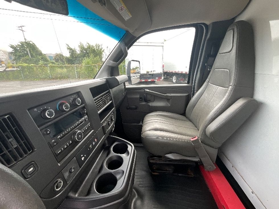 Light Duty Box Truck-Light and Medium Duty Trucks-Chevrolet-2019-G33903-Boucherville-PQ-172,745\n\t\tkm-$ 31,250 - Image 19