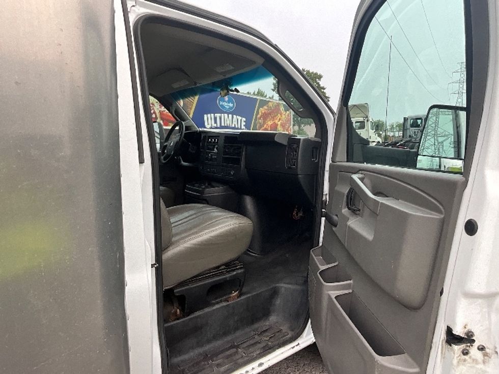 Light Duty Box Truck-Light and Medium Duty Trucks-Chevrolet-2019-G33903-Boucherville-PQ-172,745\n\t\tkm-$ 31,250 - Image 20