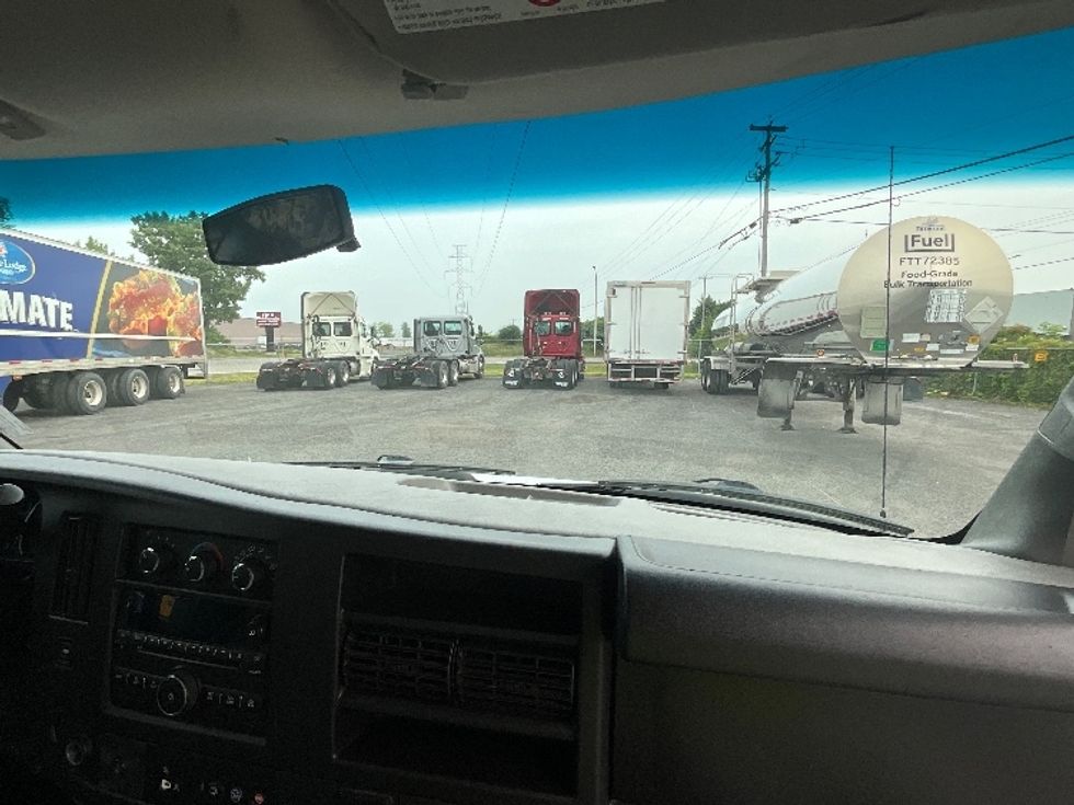 Light Duty Box Truck-Light and Medium Duty Trucks-Chevrolet-2019-G33903-Boucherville-PQ-172,745\n\t\tkm-$ 31,250 - Image 21