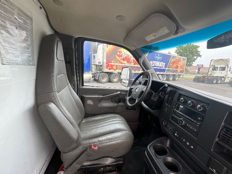 Light Duty Box Truck-Light and Medium Duty Trucks-Chevrolet-2019-G33903-Boucherville-PQ-172,745\n\t\tkm-$ 31,250 - Image 22