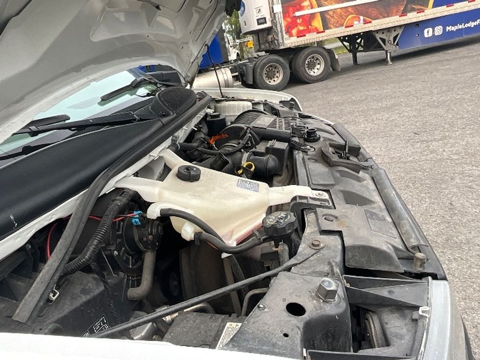 Light Duty Box Truck-Light and Medium Duty Trucks-Chevrolet-2019-G33903-Boucherville-PQ-172,745\n\t\tkm-$ 31,250 - Image 23