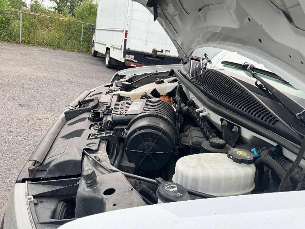 Light Duty Box Truck-Light and Medium Duty Trucks-Chevrolet-2019-G33903-Boucherville-PQ-172,745\n\t\tkm-$ 31,250 - Image 24