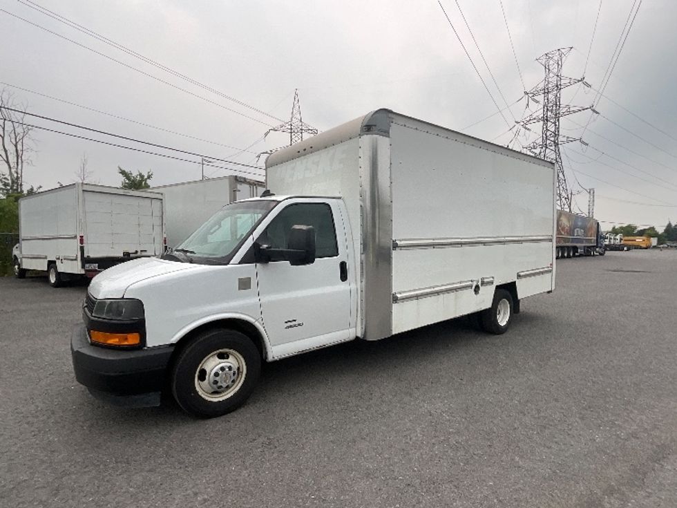 Light Duty Box Truck-Light and Medium Duty Trucks-Chevrolet-2019-G33903-Boucherville-PQ-172,745\n\t\tkm-$ 31,250 - Image 3