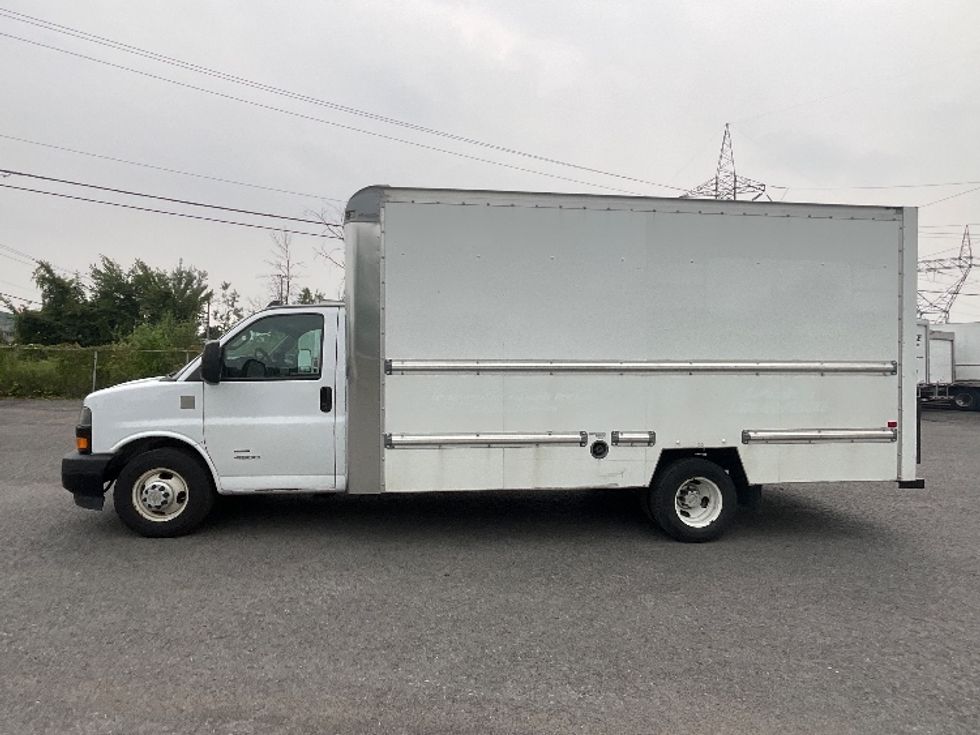 Light Duty Box Truck-Light and Medium Duty Trucks-Chevrolet-2019-G33903-Boucherville-PQ-172,745\n\t\tkm-$ 31,250 - Image 4
