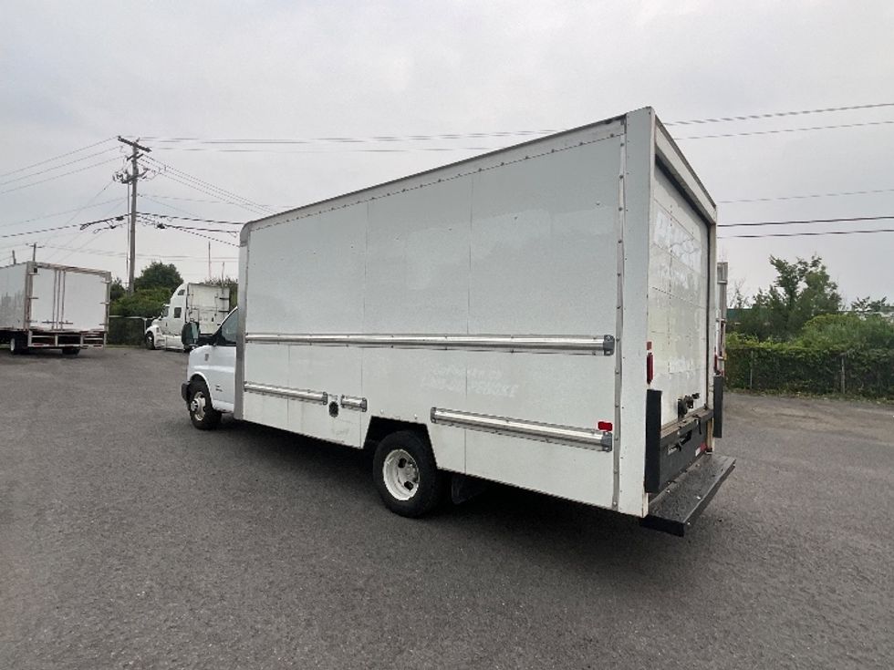 Light Duty Box Truck-Light and Medium Duty Trucks-Chevrolet-2019-G33903-Boucherville-PQ-172,745\n\t\tkm-$ 31,250 - Image 6