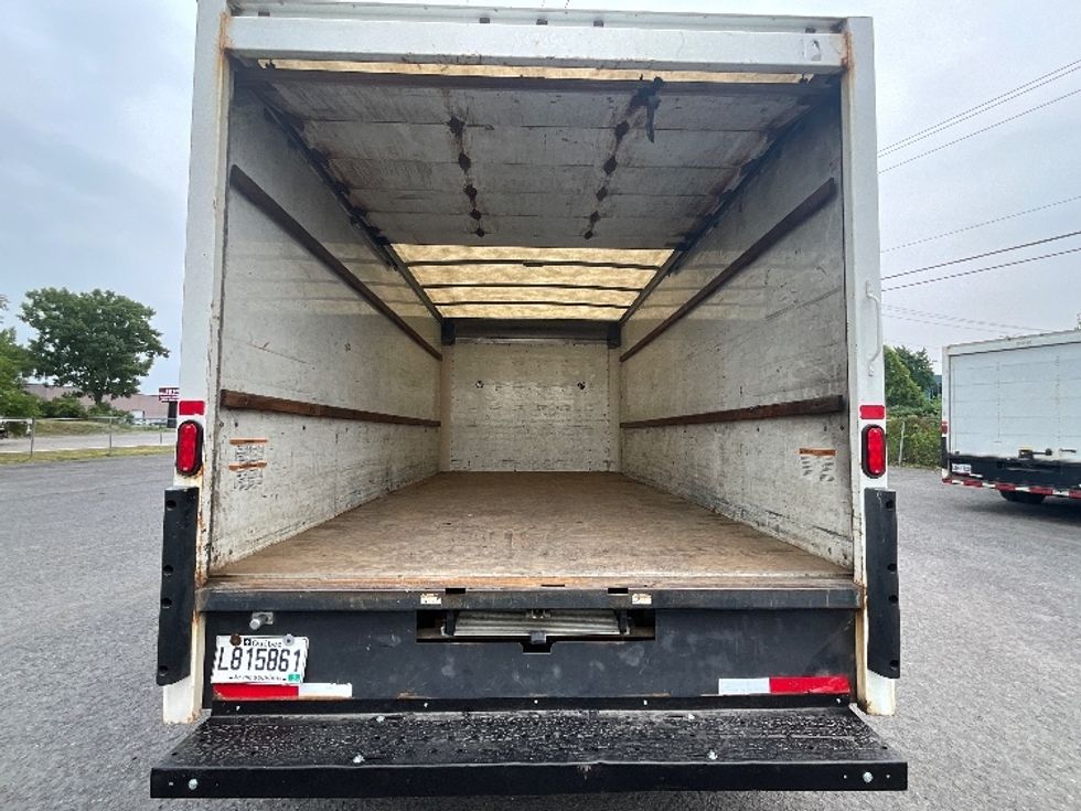 Light Duty Box Truck-Light and Medium Duty Trucks-Chevrolet-2019-G33903-Boucherville-PQ-172,745\n\t\tkm-$ 31,250 - Image 8